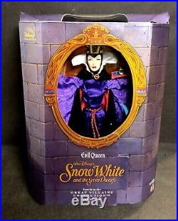 COLLECTIBLE Walt Disney's'Evil Queen' from Snow White and Seven Dwarfs NIB