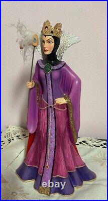 Disney Showcase Evil Queen from Snow White Couture de Force Figurine 4031539