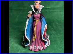 Evil Queen Figure with cup. Couture de Force, Disney Showcase Collection 4031539