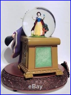 Rare Disney Villians Musical Snow Globe Evil Queen & Snow White