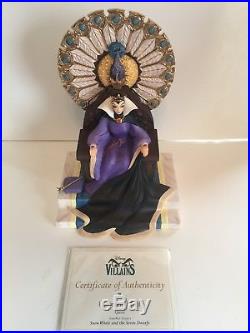 Walt Disney Classic Collection Figurine Enthroned Evil, Queen from Snow White